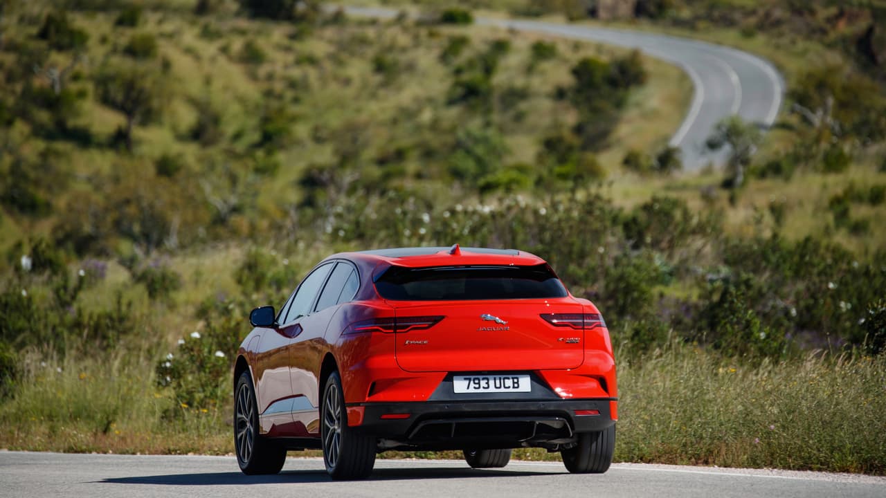 Uno de los elementos que contribuye más a esa percepción de aplomo en el manejo de la Jaguar I-Pace es la desaceleración regenerativa de energía inmediata que se siente con solo levantar el pie del acelerador y que hace posible manejar al I-Pace con un solo pedal . . . a menos que haga falta dar un frenazo.