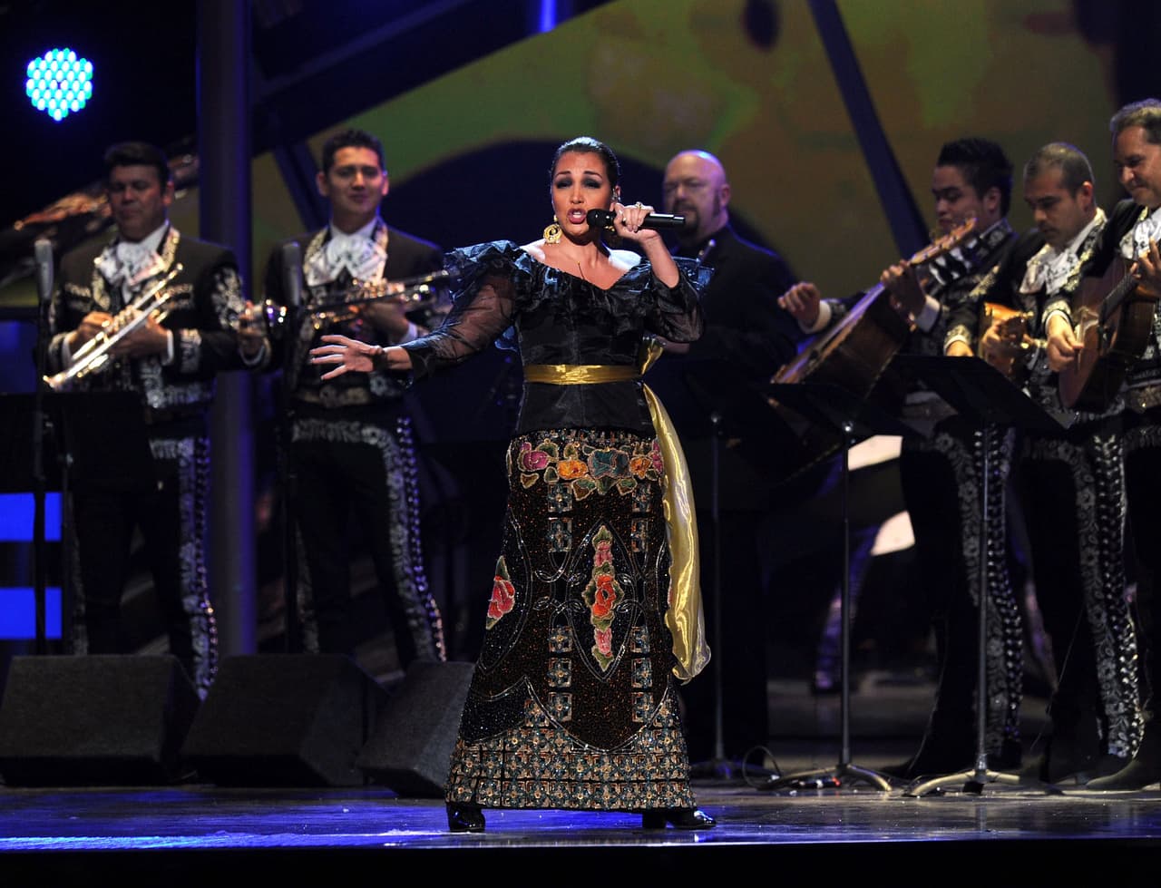 Sin duda alguna, este glamuroso diseño la hizo lucir espectacular en el escenario al lado del mariachi.