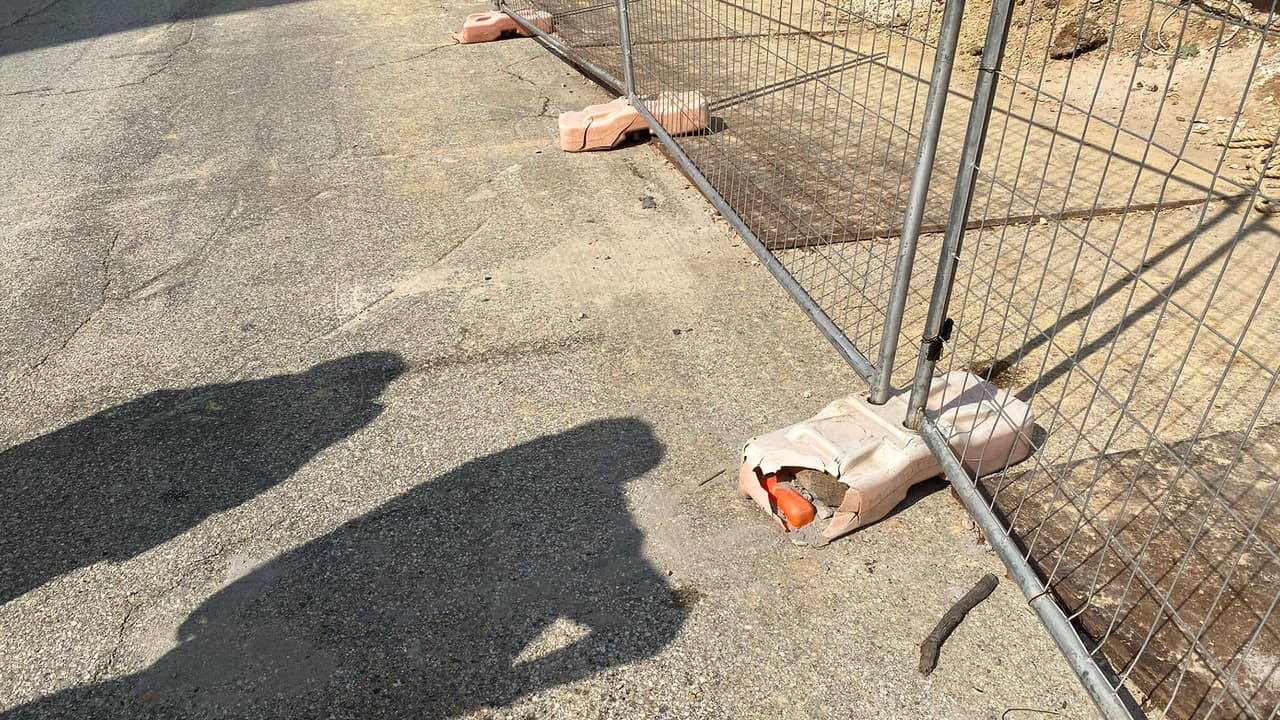 Un centro juvenil de justicia cercano al lugar, fue evacuado como precaución. Autoridades utilizan rayos X para determinar qué hacer con el artefacto.