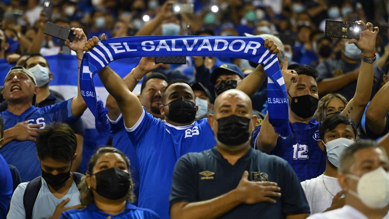 FIFA castiga de nuevo a El Salvador por culpa de sus fanáticos en el Octagonal de Concacaf