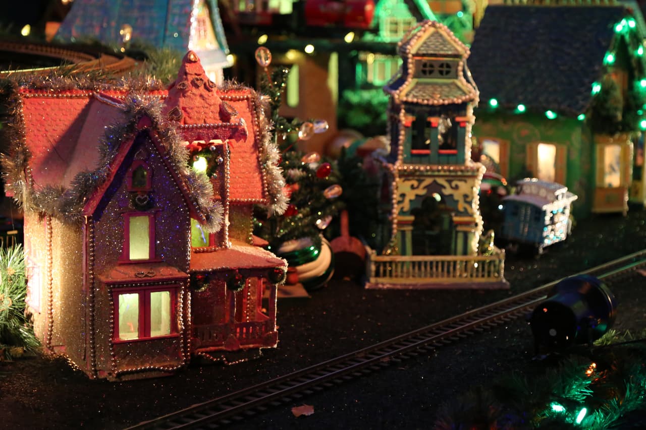El ya tradicional pueblito navideño en miniatura, con sus ferrocarriles y trenes, cautiva la atención de los visitantes más pequeños.