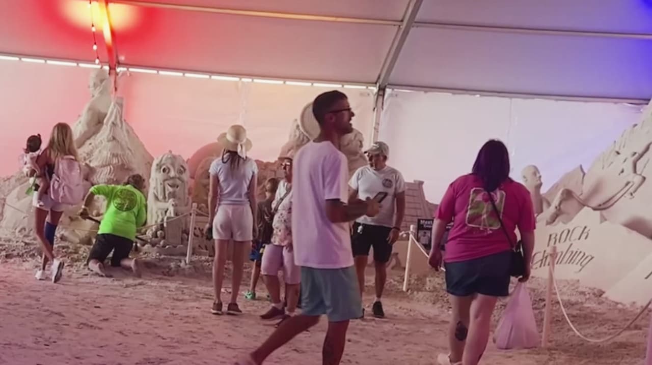 Cientos de personas celebran previo a la Pascua entre las esculturas del Sugar Sand Festival