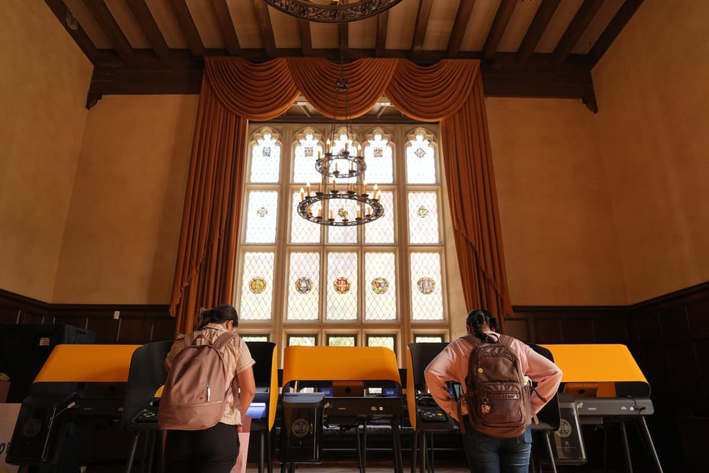 La elección especial estatal en California se desarrolla con una participación superior a la esperada y sin incidentes mayores en Los Ángeles, donde los votantes deciden sobre la Propuesta 50 y medidas locales. Las urnas cierran a las 8:00 pm hora local.