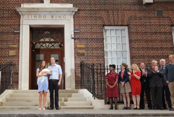 Y para anunciar a George fueron también unos zapatos en color neutro pero con una ligera plataforma.