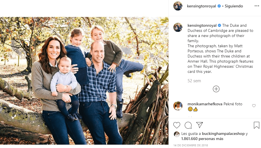 El año pasado, la 
<b><a href="https://www.univision.com/entretenimiento/realeza/meghan-markle-y-el-principe-harry-se-distancian-de-william-y-kate-middleton-hasta-en-su-postal-de-navidad">postal navideña</a></b> de los duques de Cambridge los mostró igualmente relajados, pero posando sobre un tronco del bosque de Anmer Hall, en Norflolk. La publicación se realizó el 14 de diciembre de 2018 a través de la cuenta del Palacio de Kensington.