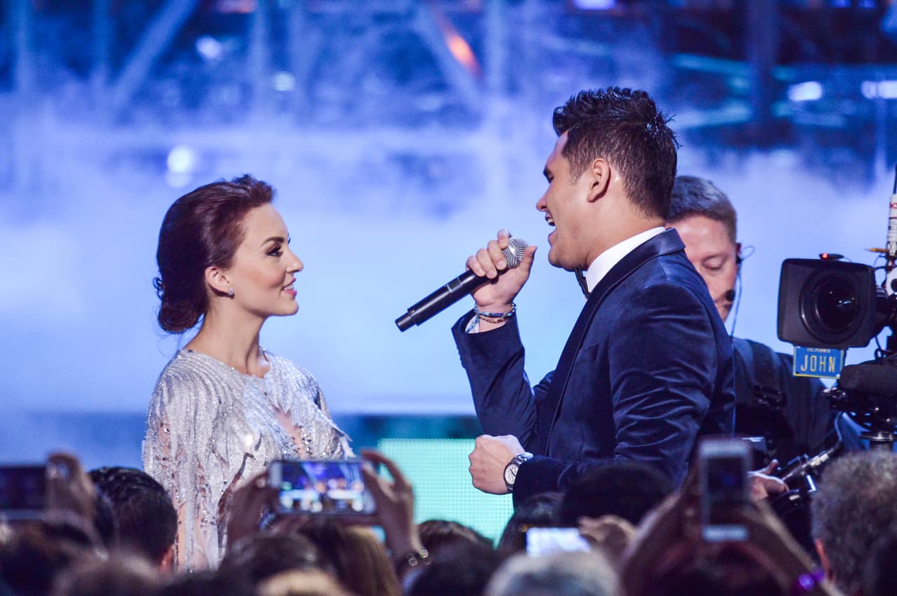 Otro top moment de la noche fue cuando Los Recoditos interpretaron 'Me Está Gustando' y Samuel Sarmiento, vocalista de la agrupación, le cantó a Angelique Boyer.
