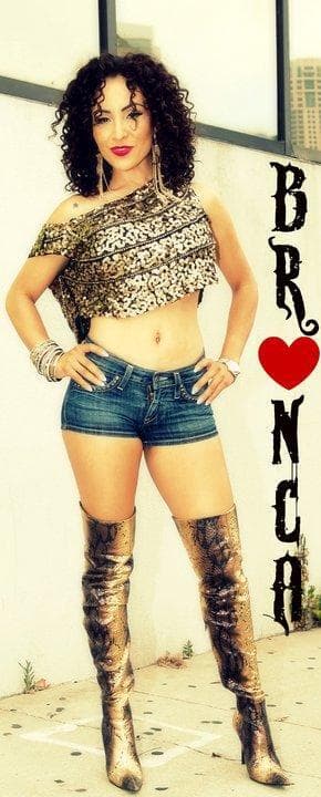 Durante sus inicios en la radio, ella usualmente portaba este look que la caracterizó por mucho tiempo.