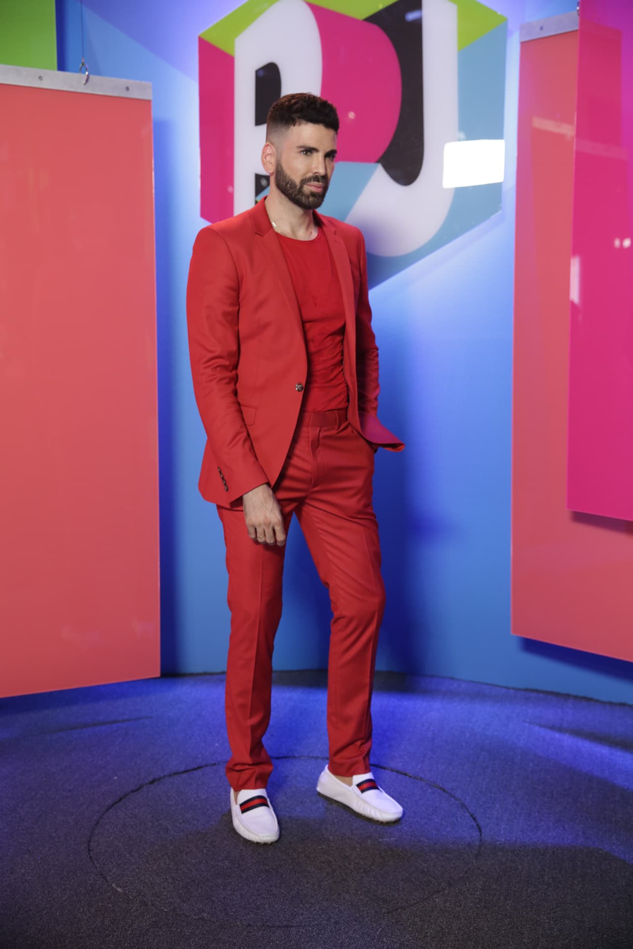 Jomari Goyso llevó un traje rojo de Tom Ford. El total look es una elección arriesgada pero perfecta para la personalidad del presentador. El único cuestionable toque de color fueron sus mocasines Gucci en blanco.