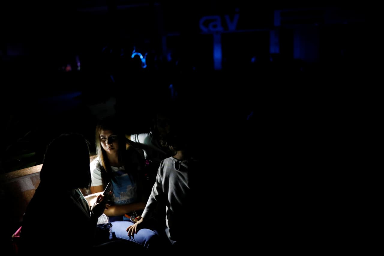 Gente esperando en una plaza pública a que se restituya el servicio eléctrico. Los apagones son habituales en Venezuela, en especial en la zona occidental.