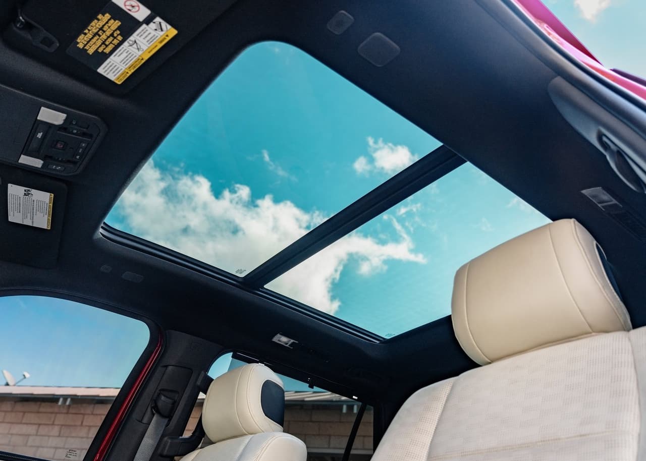 La Toyota Sequoia 2023 se rejuvenece adoptando un estilo moderno, una cabina tecnológica y un sistema de propulsión híbrido.