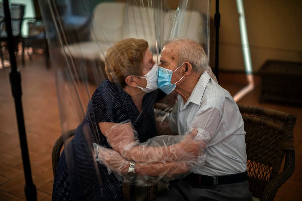 Durante el tiempo que ha durado la pandemia se han visto otras escenas de adultos mayores que viven separados por alguna razón de salud y que se han reencontrado. Tal es el caso de Agustina Canamero, de 81 años, y Pascual Pérez, de 84 años, quienes
<b>gracias a una cortina plástica</b> pudieron reunirse en un asilo de la misma ciudad de Barcelona en junio de 2020.