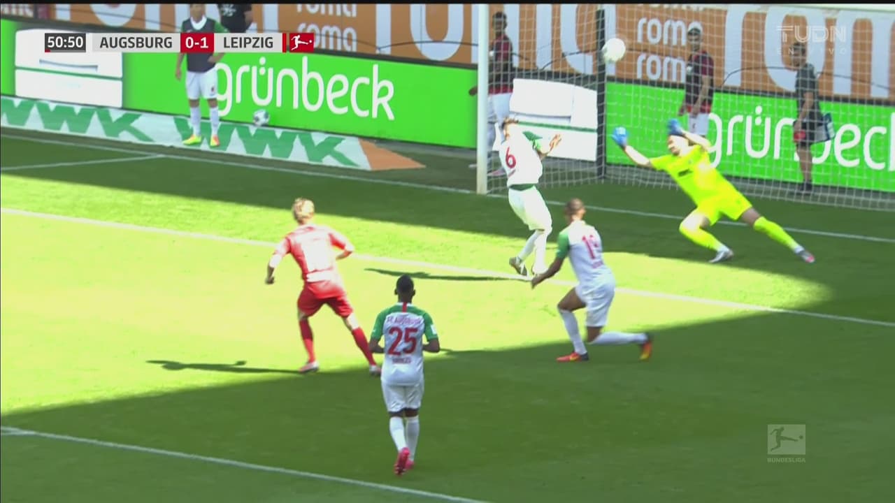 Augsburg le niega dos veces el gol a Emil Forsberg, hasta Gouweleeuw salvó con la espalda