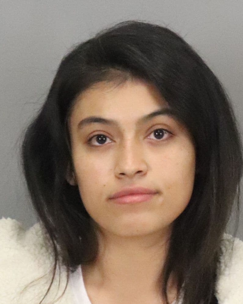 Pero esos rezos pronto se convirtieron en acciones violentas con el objetivo de provocarle el vómito a la pequeña, con lo cual, sus familiares creían podían “sacarle los espíritus malignos”: según la Fiscalía, Claudia Hernández metía sus dedos en la garganta de Arely mientras los otros implicados la sujetaban de las piernas y el abdomen. Por momentos, le presionaba el cuello y el abdomen con fuerza.