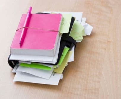 No hay peor cosa que pueda suceder que sentirse listo para un examen, y llegar tarde. Por eso, es clave llevar una agenda, no dejar el trabajo para última hora y estar al día con los pendientes. De esta forma podrás sacar mejor provecho de tus estudios y obtener la máxima puntuación.