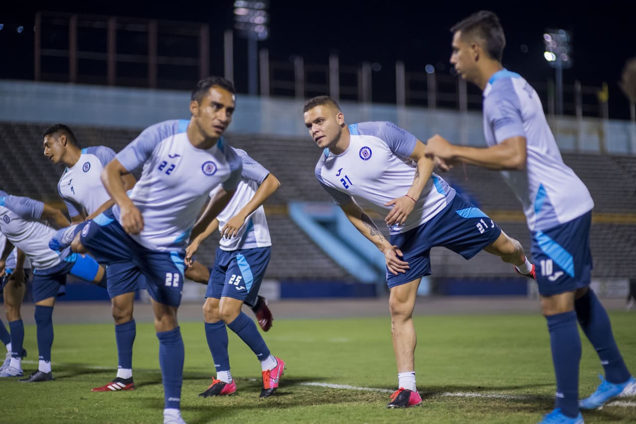 Cruz Azul entrenó por la noche, para no sufrir el calor en Jamaica, previo a la ida de los octavos de final de la Concachampions contra el Portmore United.