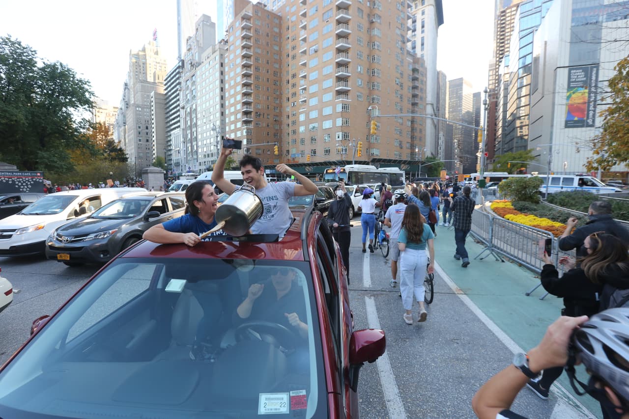 A los cacerolazos los neoyorquinos salieron a festejar por las calles de Manhattan algunos desde sus carros y otros desde los balcones de sus apartamentos.