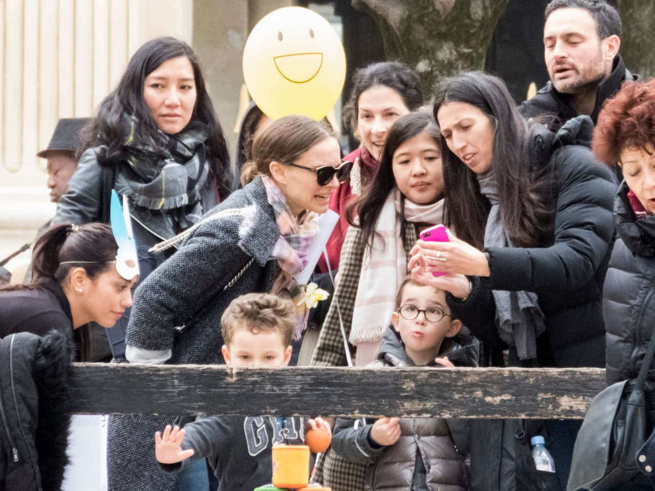 Le mostraron fotos de los pequeños durante el evento.
