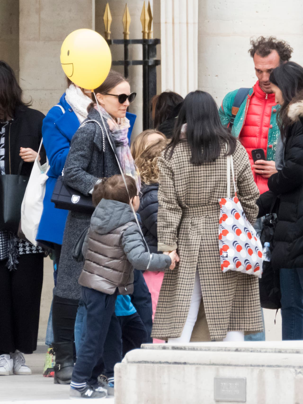 La ganadora del Oscar fue a la escuela de su hijo Aleph.