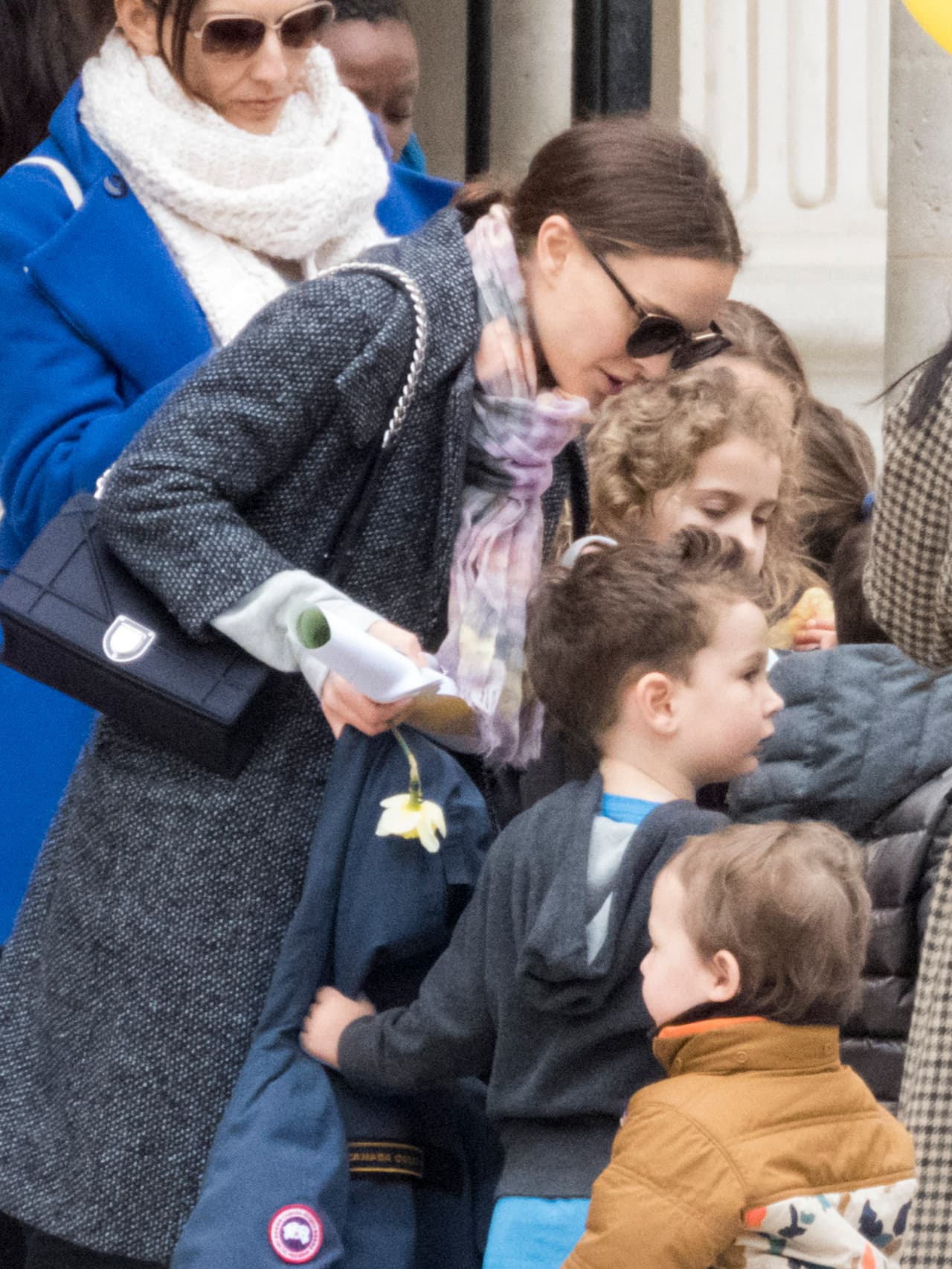 La ganadora del Oscar y el pequeño Aleph se divierten en el Palais Royale de París.