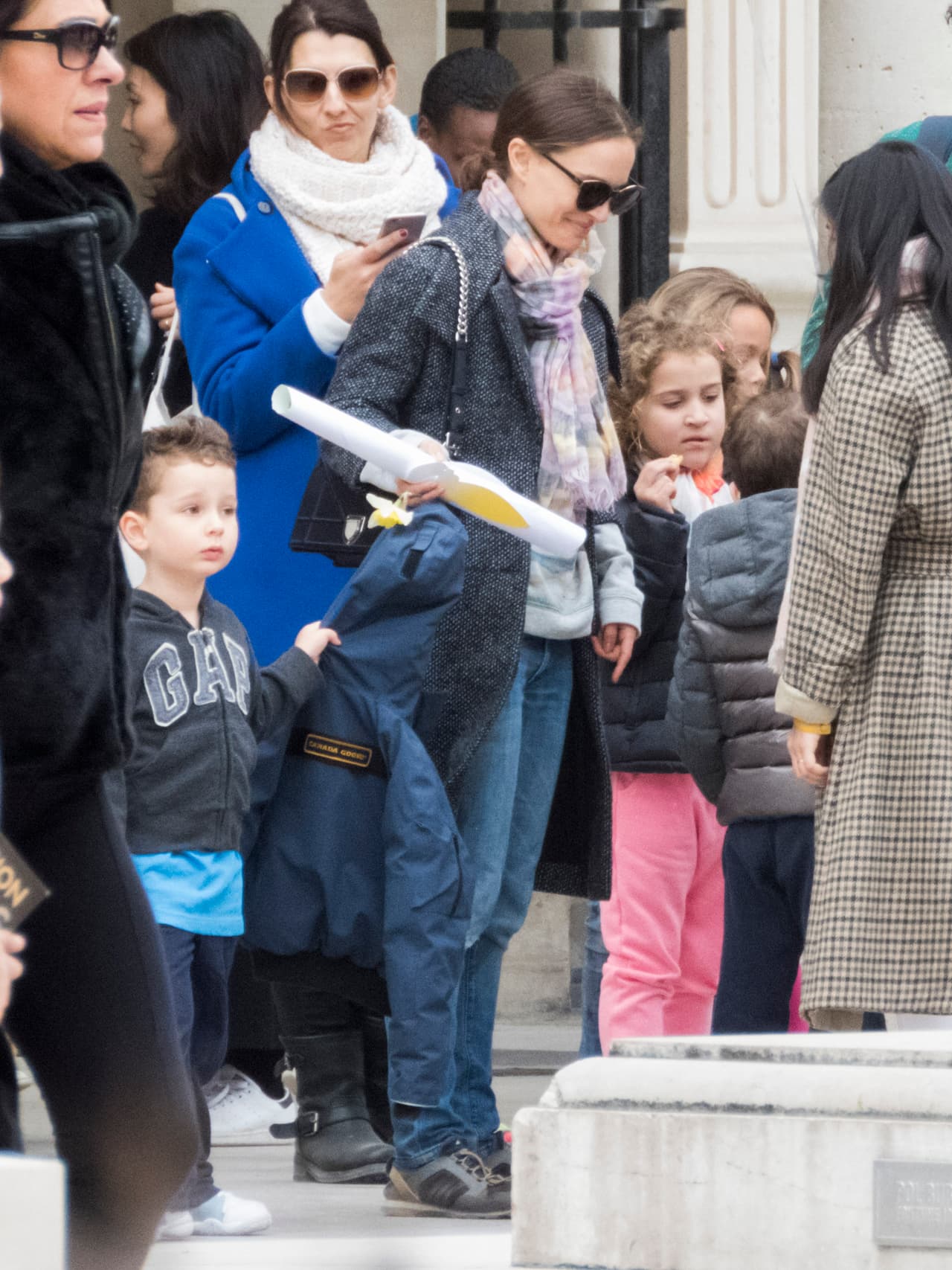 La actriz llevó a su pequeño a buscar huevos de Pascua.