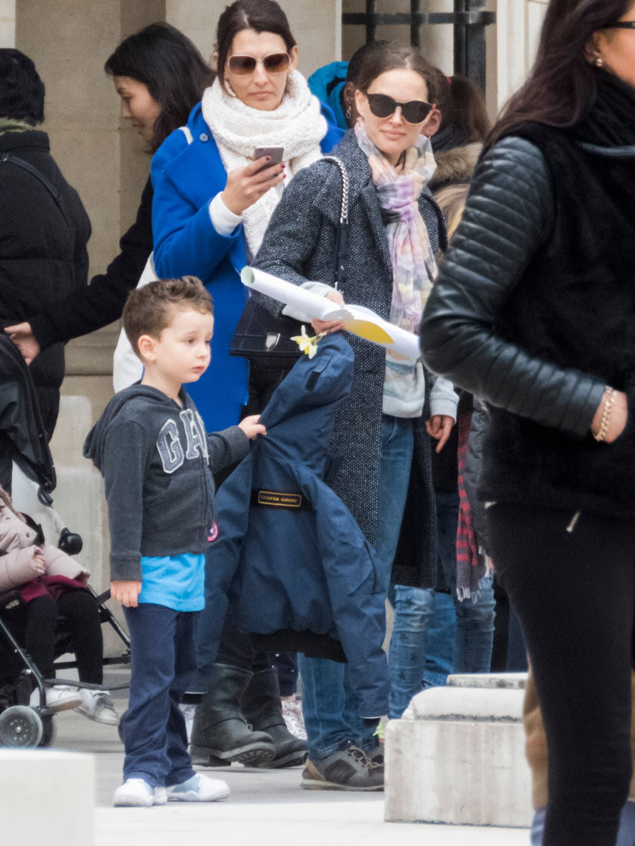 Hasta sostenía el abrigo junto a ella.