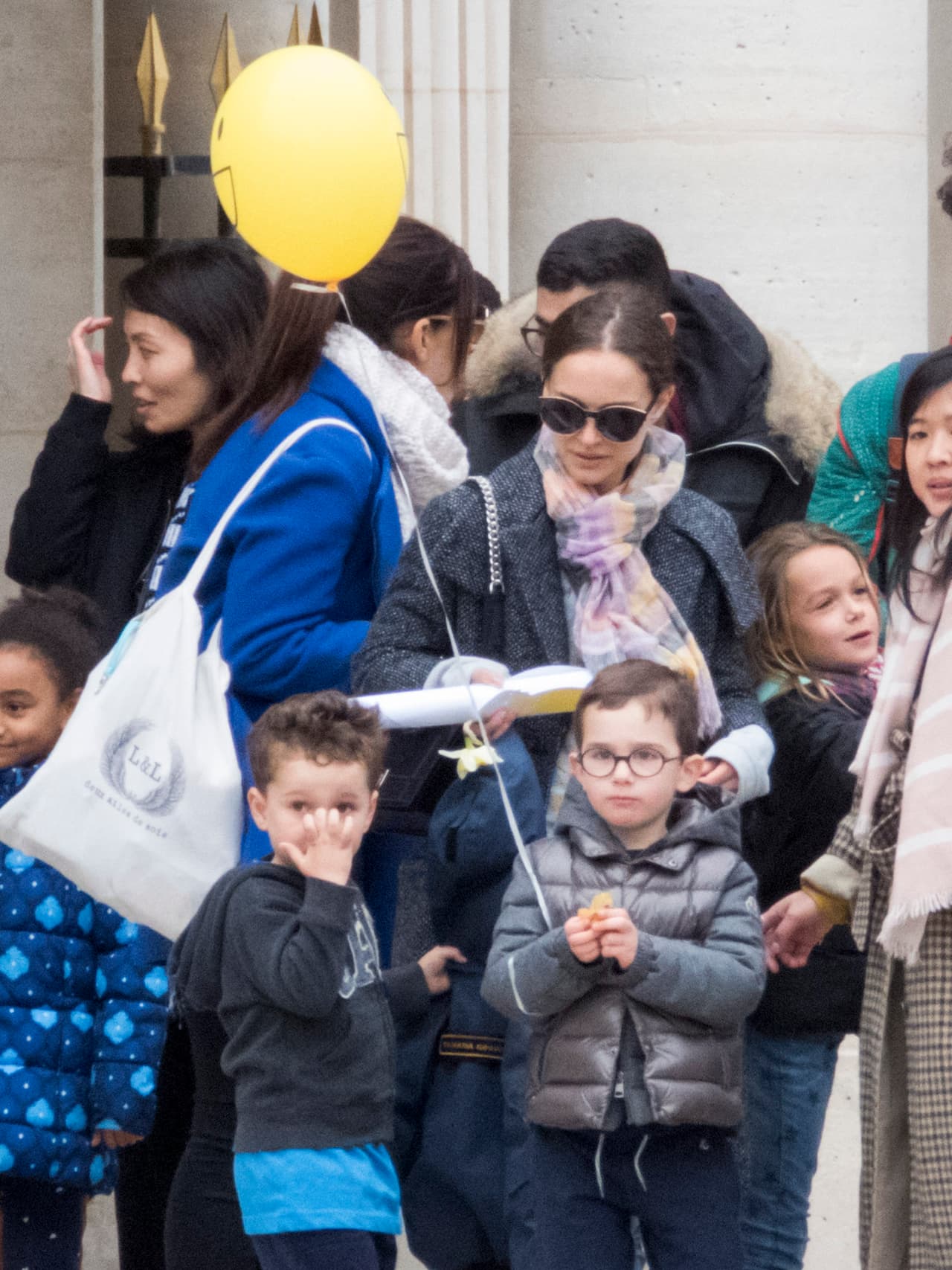 Los pequeñitos disfrutaron buscando los dulces de Pascua.