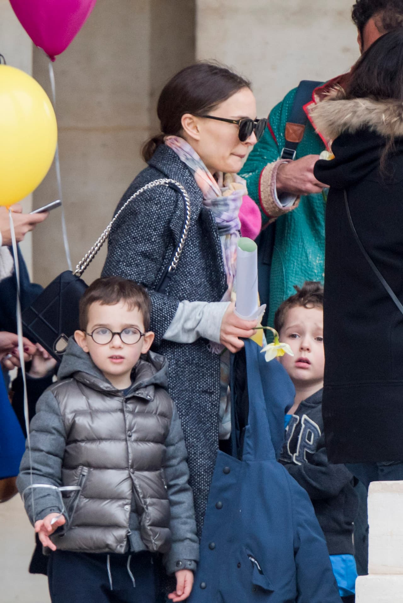 La ganadora del Oscar y el pequeño Aleph se divierten en el Palais Royale de París.
