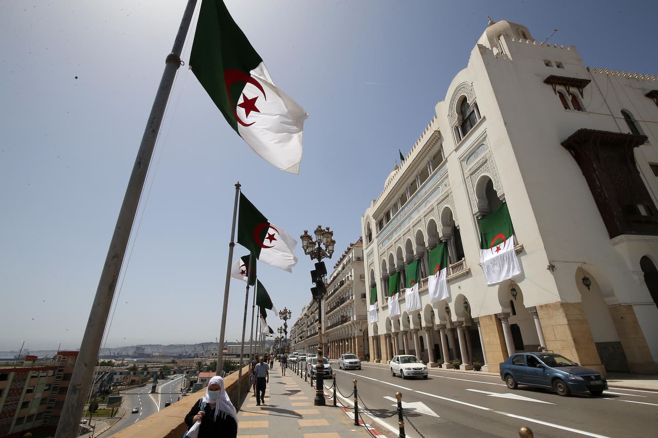 <b>Puesto 166. Argel (Argelia)</b>
<br>
<br>
<b>Indice WCOL: 38</b>
<br>
<br>Roma (Italia), experimentó la mayor caída en la clasificación WCOL, pasando del puesto 32 al 48. Tuvo una caída particularmente pronunciada en las categorías ‘cesta de compras’ y ‘vestuario’.
<br>