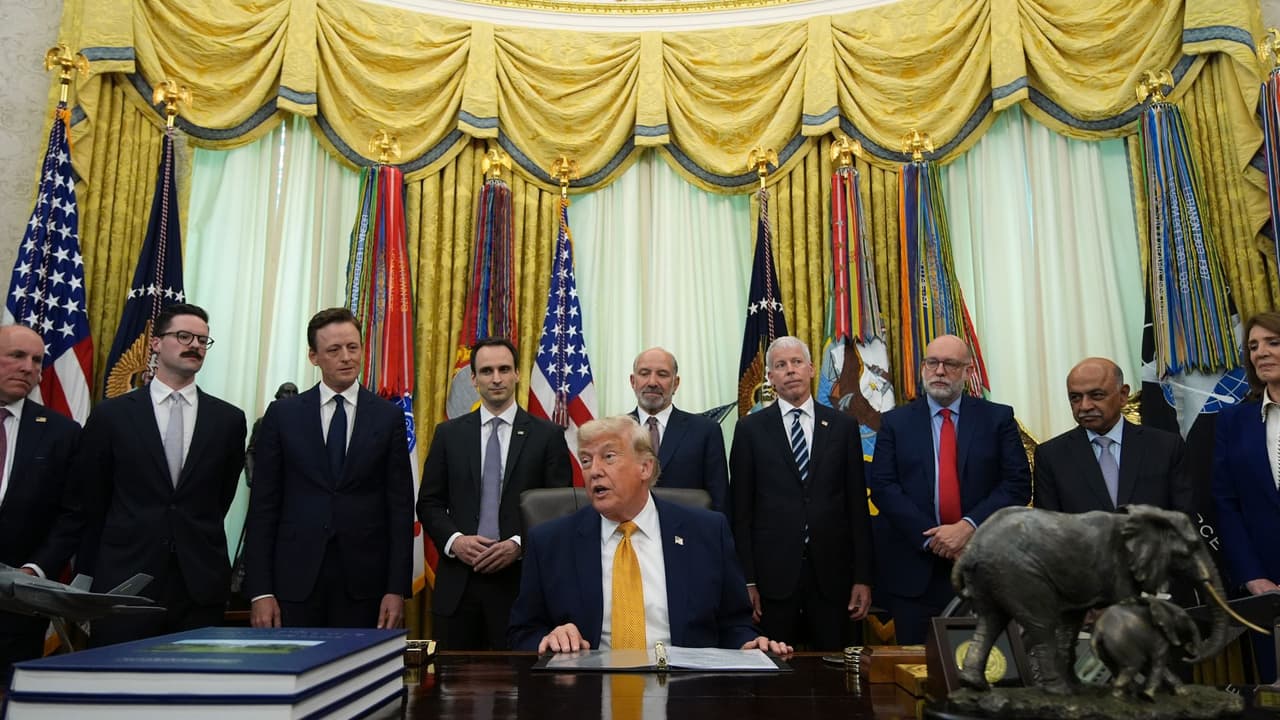 Donald Trump firma decretos desde en la Casa Blanca; habla sobre Irán y el estrecho de Ormuz