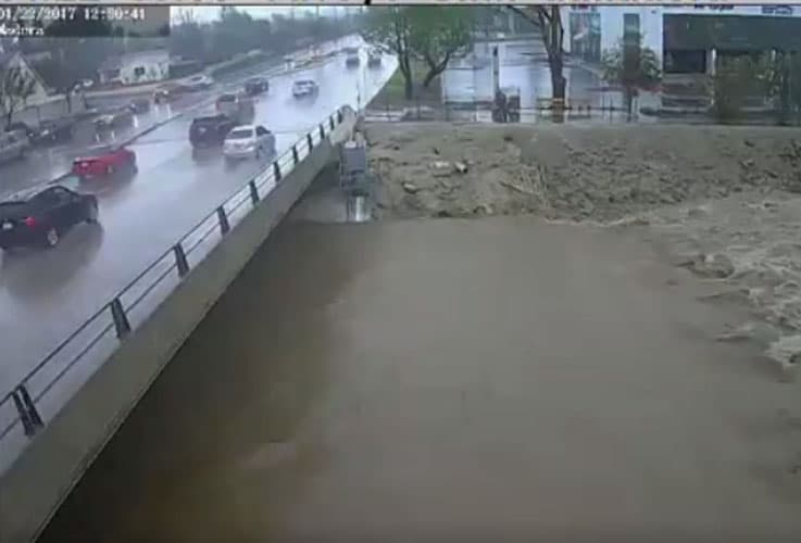 Puente sobre el Arroyo Simi en Simi Valley, California.