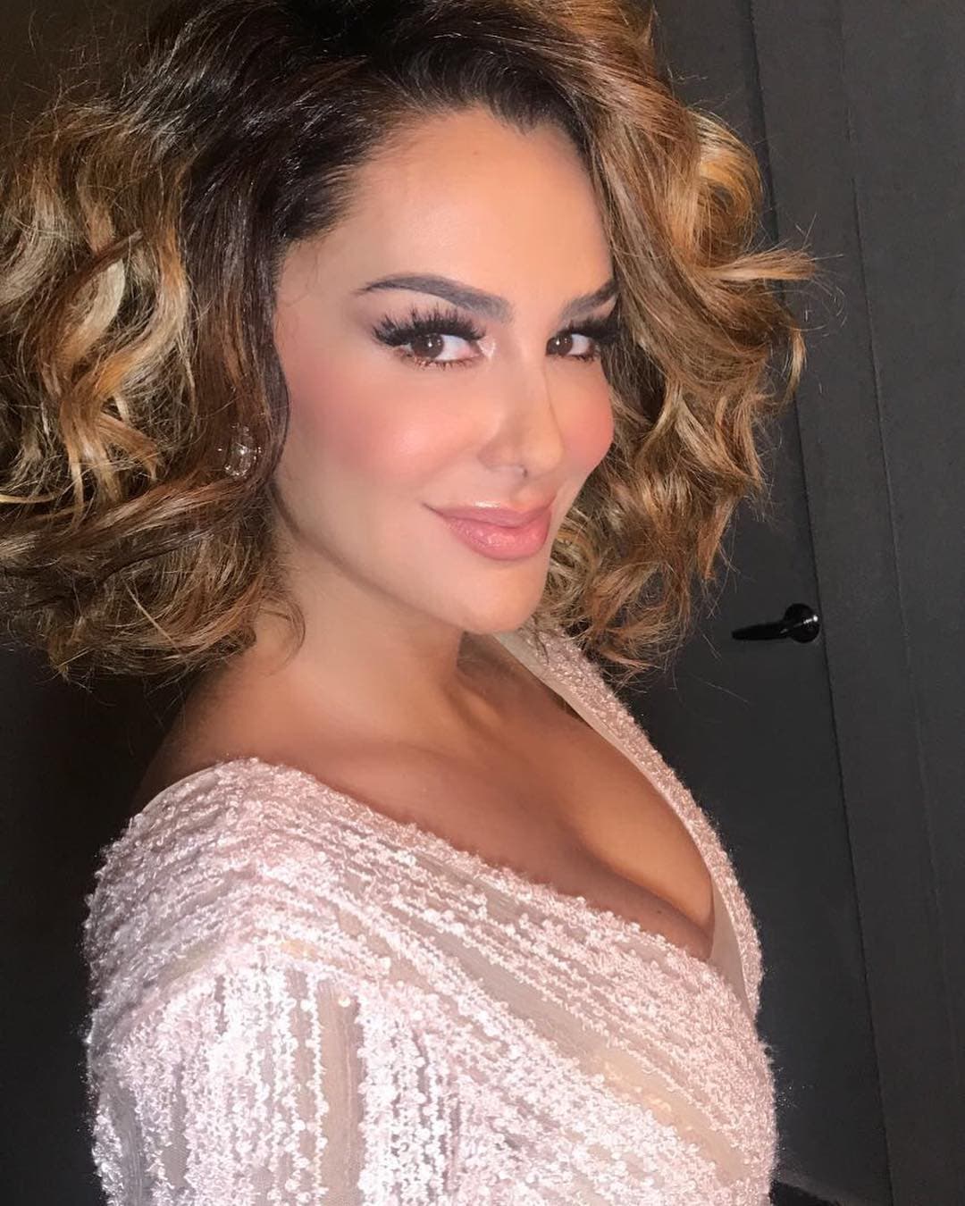 Así es como la vemos actualmente, con una figura envidiable y unos labios perfectos. 
<b>Ninel</b> no ha hablado de sus cirugías, pero sí ha mostrado en sus redes sociales los masajes faciales que toma para mejorar su piel.