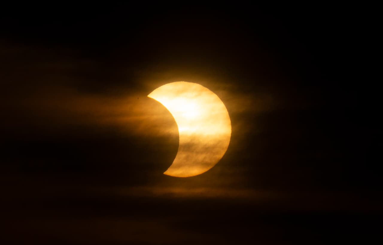 Los estados del noreste de EEUU pudieron visualizar un raro amanecer eclipsado, mientras que en otras partes del hemisferio norte, este eclipse anular dejó ver como un delgado anillo exterior al disco solar, un fenómeno llamado 
<b>"anillo de fuego"</b>.
