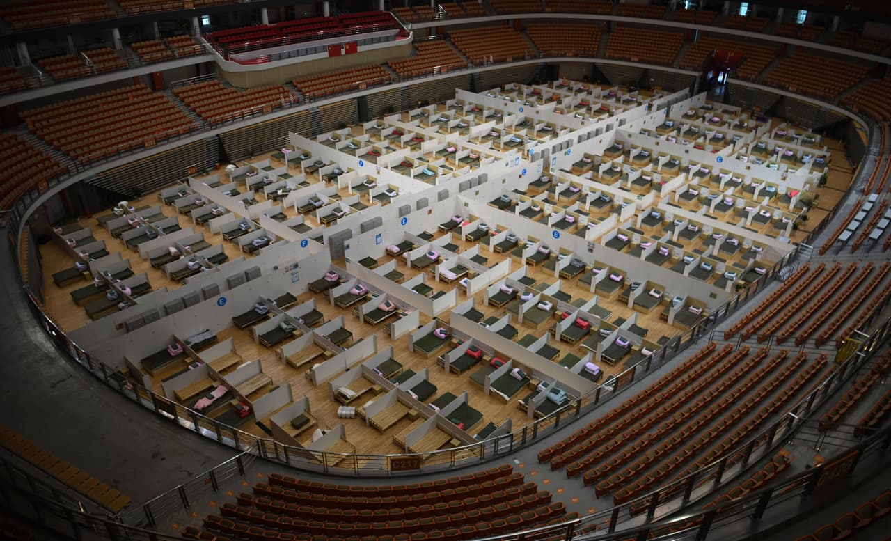 En esta foto publicada por la Agencia de Noticias Xinhua, se ve parte del hospital temporal con 1,100 camas en el Centro Deportivo Wuhan, en la provincia central de Hubei. Sin instalaciones suficientes para manejar el número de casos de coronavirus, Wuhan ha estado construyendo hospitales prefabricados y otros espacios para tratar de aislar a los enfermos.