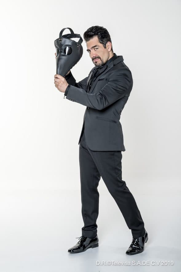 Omar Chaparro es el conductor de este divertido programa donde el canto y las pistas, serán la clave para adivinar a quién está detrás de la máscara.