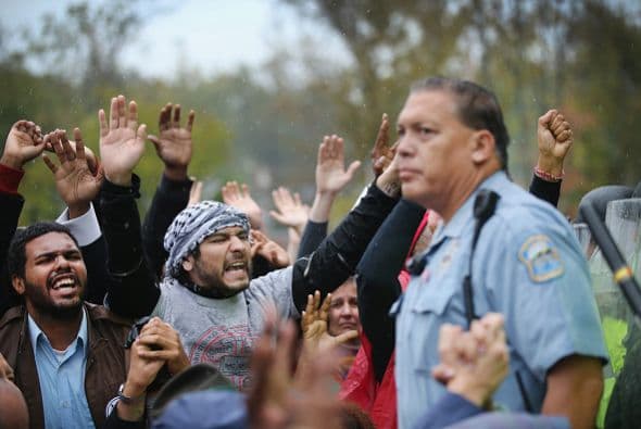En medio del tenso enfrentamiento, algunos manifestantes cantaron la canción "We Shall Overcome", un himno del movimiento por los derechos civiles de hace medio siglo.