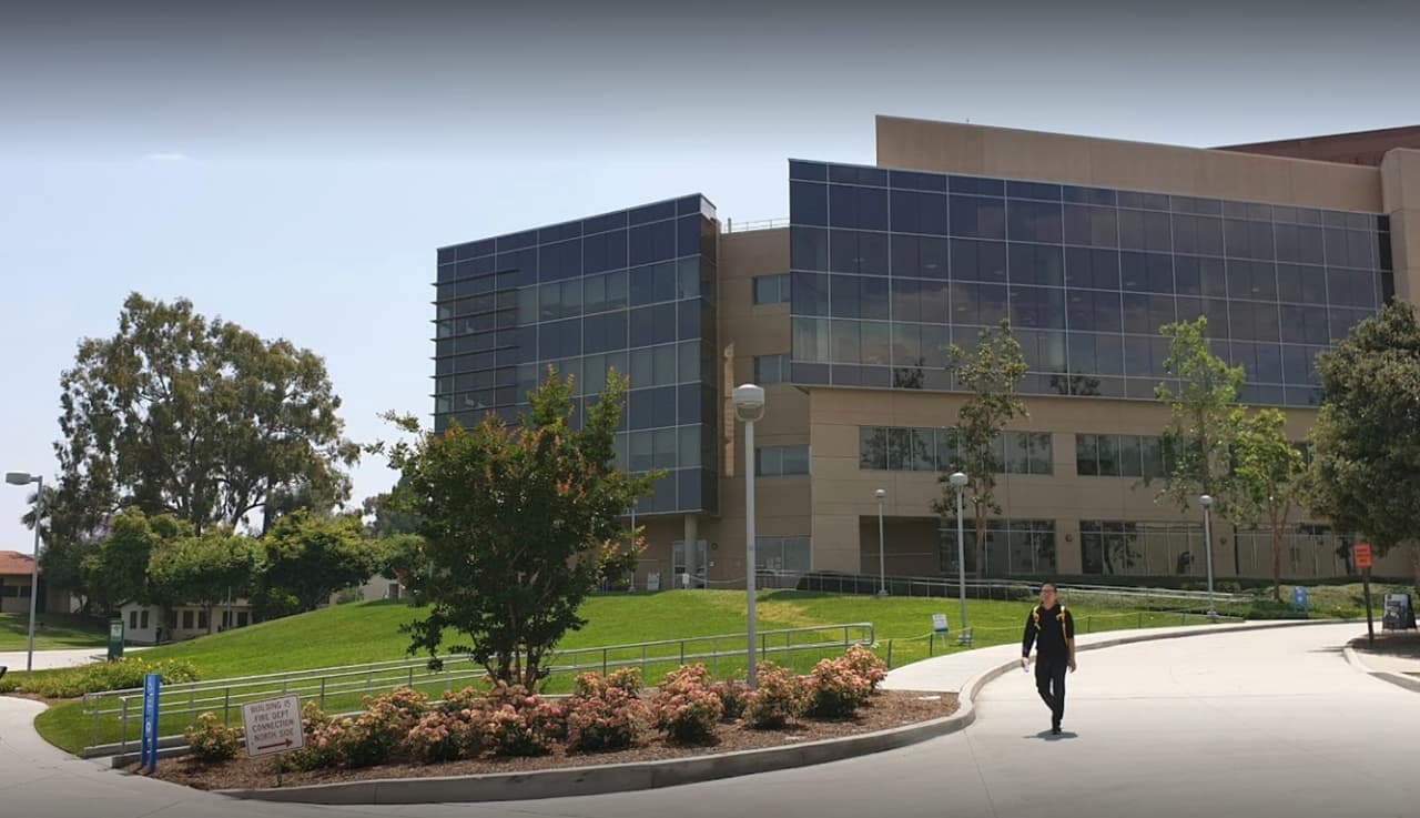 <b>Universidad Politécnica Estatal de Pomona, (15º a nivel nacional)</b>
<br>
<b>Costo estimado anual sin ayuda financiera: </b>$29,800
<br>
<b>Costo estimado anual con ayuda financiera: </b>$13,300
<br>
<b>% estudiantes obtienen becas: </b>68%
<br>
<b>% graduación:</b> 71%
<br>
<b>Salario promedio anual estimado:</b> $55,500