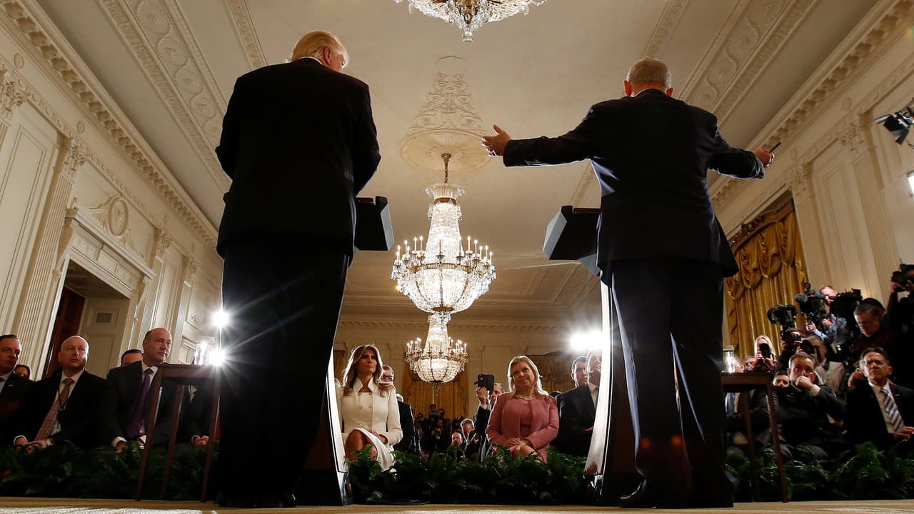 <b>Dia 27/Febrero 15: </b>Donald Trump recibe al primer ministro de Israel, Benjamin Netanyahu, en la Casa Blanca. En la rueda de prensa conjunta el presidente Trump brevemente se refirió a la situación su ex asesor Michael Flynn y acusó a los medios de comunicación de haberlo tratado "injustamente”. Horas antes Casa Blanca dijo que se le había pedido la renuncia tras haber perdido la confianza del presidente. Ambos mandatarios pudieron hablar del tema central en la relación bilateral: las perspectivas de la paz en Medio Oriente.