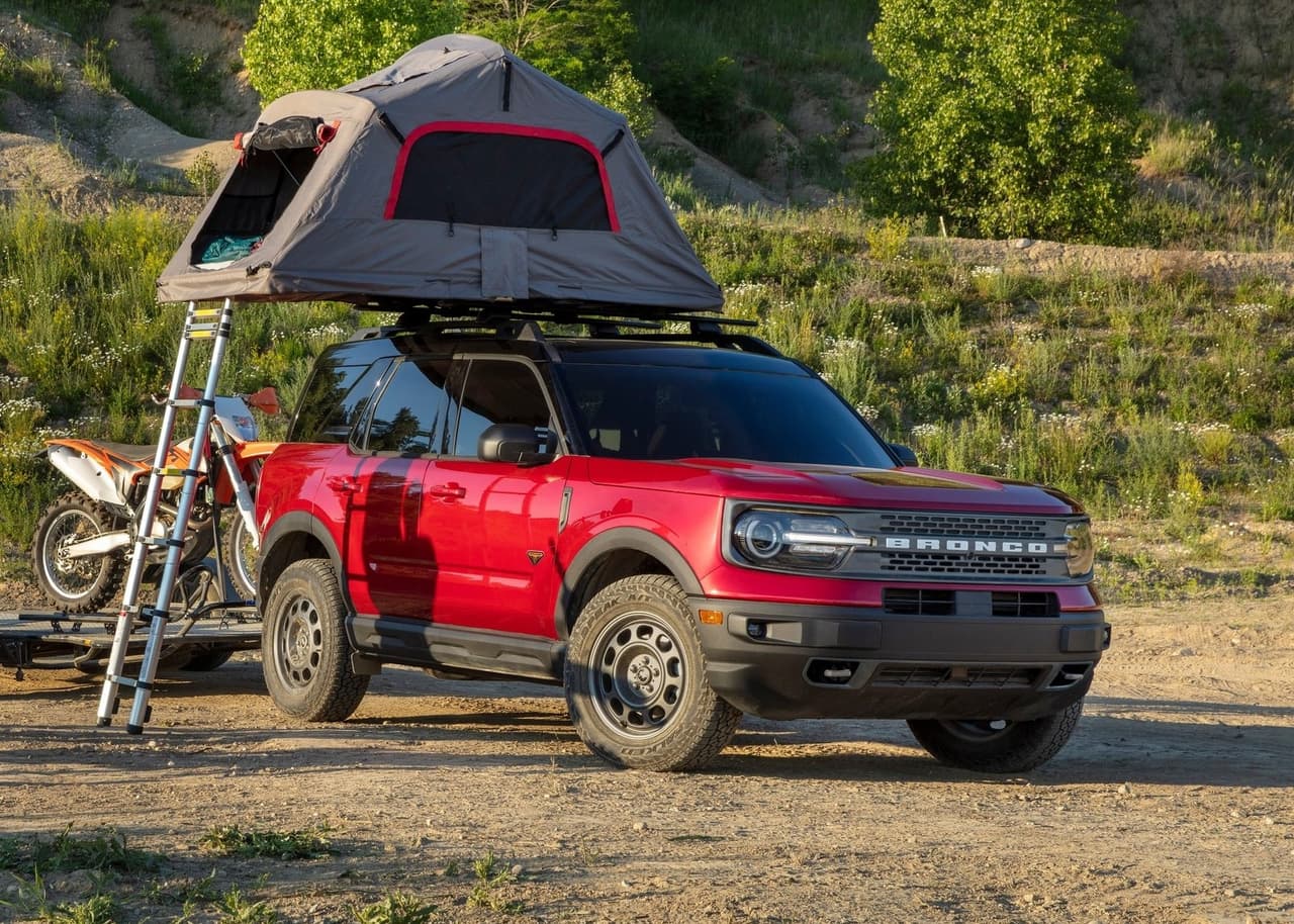 <h3 class="cms-H3-H3"><b>4. Ford Bronco Sport</b></h3>
<br>
<br>Una 
<b>Ford Bronco Sport</b> con 1 o 2 años de uso en promedio cuesta 
<b>16.4% más</b> que una unidad nueva. Esto se traduce a 
<b>5,766 dólares más</b> que su precio original.
<br>
<br>
<b>Relacionado:</b> 
<a href="https://www.univision.com/carros/la-nueva-ford-bronco-sport-2021-llega-como-una-alternativa-compacta-a-su-hermana-mayor">La nueva Ford Bronco Sport 2021 llega como una alternativa compacta a su hermana mayor</a>