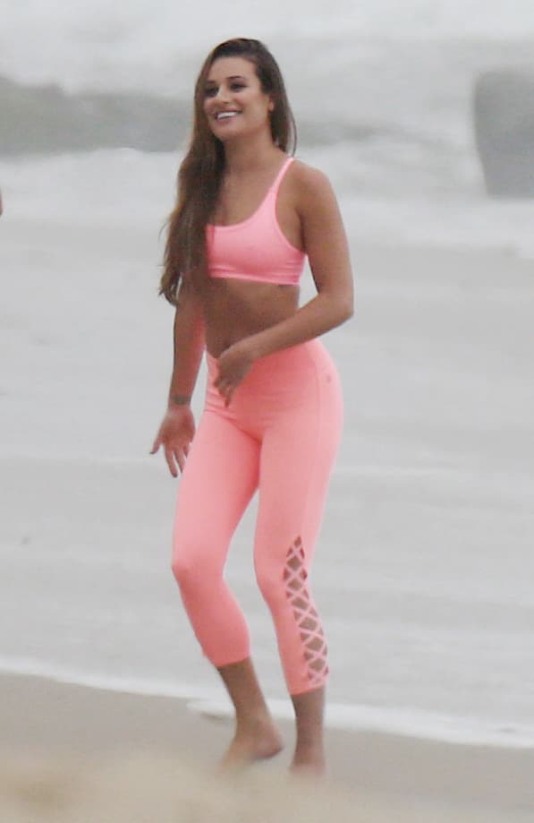 Los paparazzi captaron a la hermosa Lea Michle trabajando a la orilla de la playa.