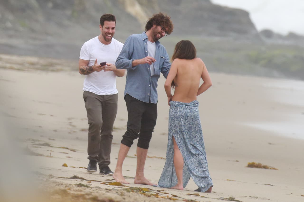 OMG! Lea se quitó la parte superior de su ropa.