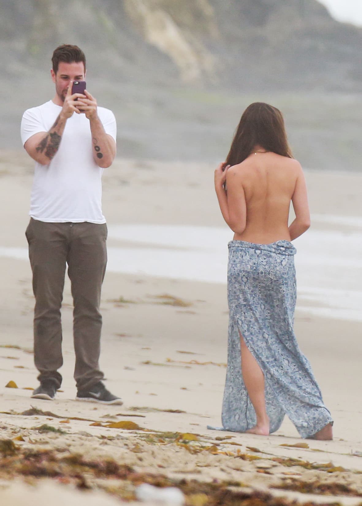 ¡Se quedó topless ante la cámara!