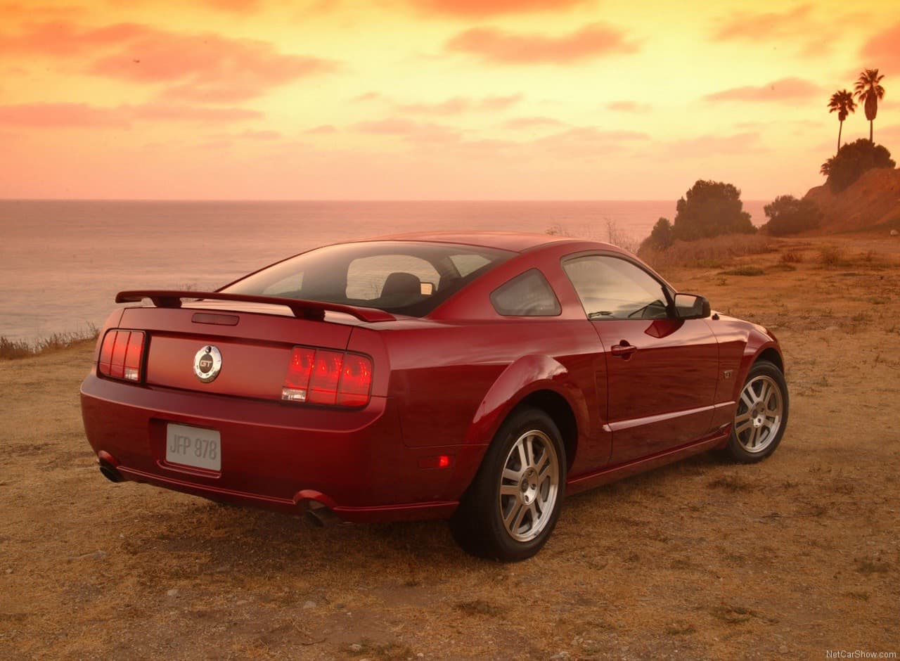 El 2004, justo para celebrar los 40 años del Mustang,
<b>Ford lanzó la quinta generación de su <i>pony car</i></b> con un diseño inspirado claramente en la primera generación del ya legendario deportivo. La carrocería del nuevo modelo estaba claramente inspirada en el diseño del Ford Mustang fastback 1965-1966.