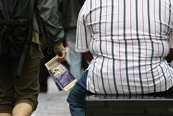 Un reciente estudio asegura que quienes se sientan menos tiempo, aunque solo permanezcan de pie sin caminar, mejorarían su salud cardíaca al bajar los niveles de azúcar, grasas y colesterol malo en su sangre.