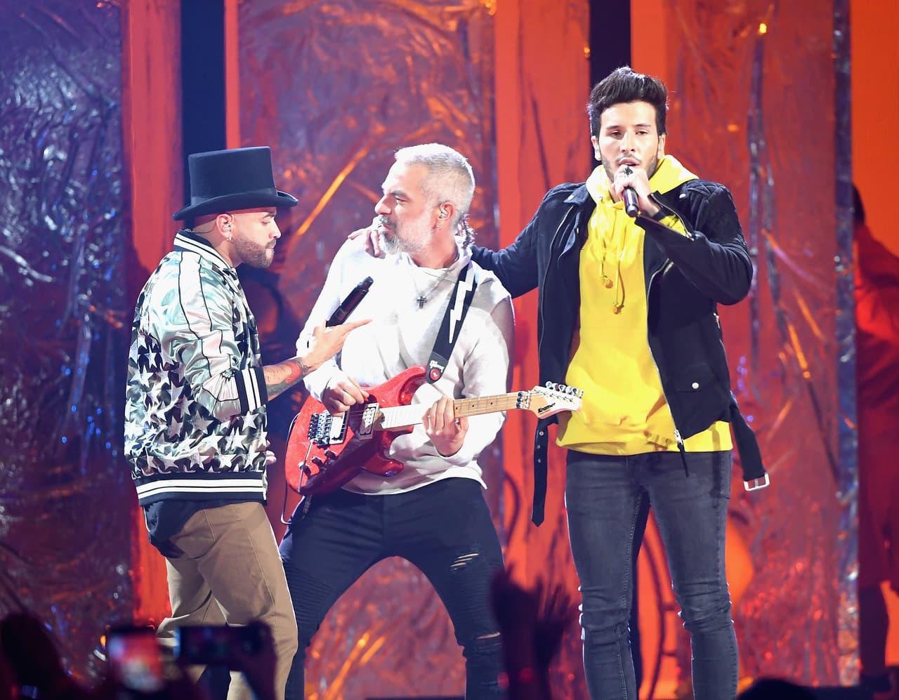 Sebastián Yatra y Nacho también encendieron al público con el tema 'Alguien robó'.