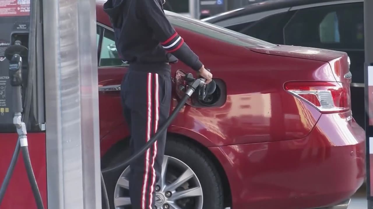 Noticias de negocios en 1 minuto: Precios de la gasolina alcanzan un nuevo pico