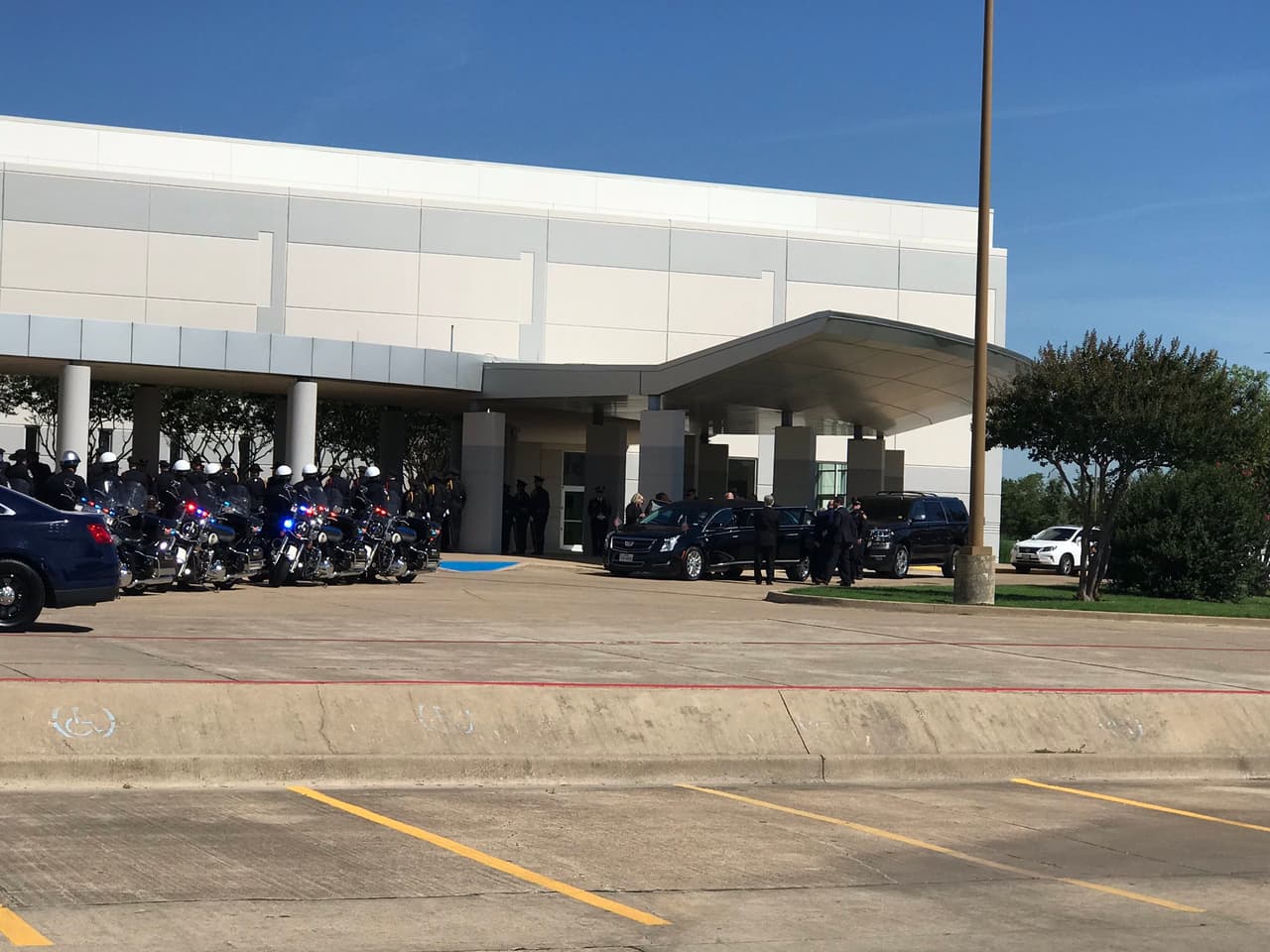 Castañeda nació y se crió en Grand Prairie. El oficial visitaba semanalmente al vecindario donde creció para entregar pizzas a los niños en el centro de recreación.