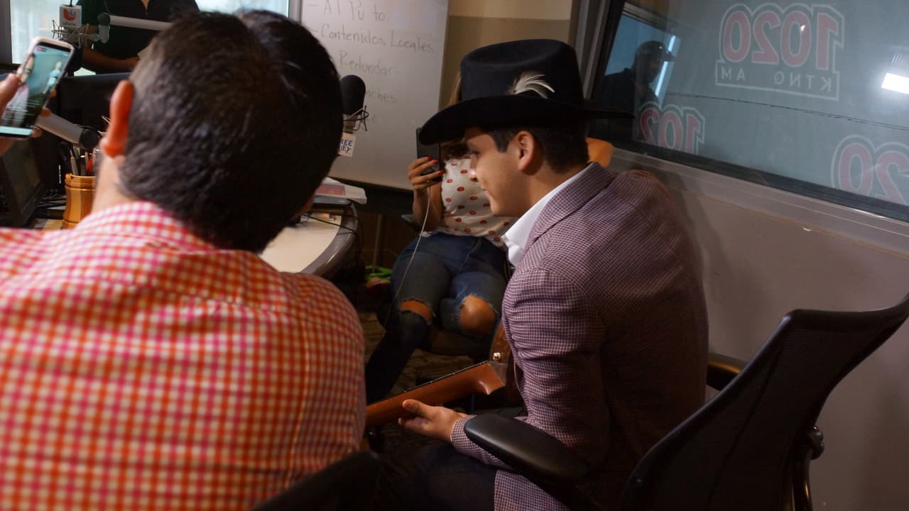 Christian Nodal se metió al Free-guey show y presentó su nuevo disco 'Me Dejé Llevar'.