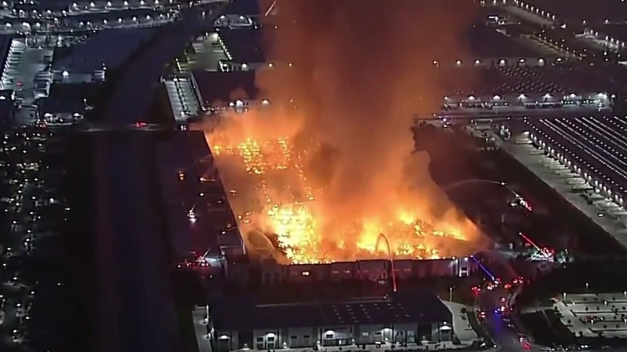 Imágenes del fuerte incendio que consumió un almacén en Ontario, California; hay un detenido