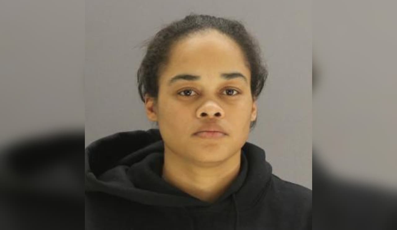 Madre acusada de llevar a su hijo al médico sin necesidad sale en libertad bajo fianza