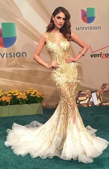 ¡Qué curvas! Tiene un gran sentido de la moda.